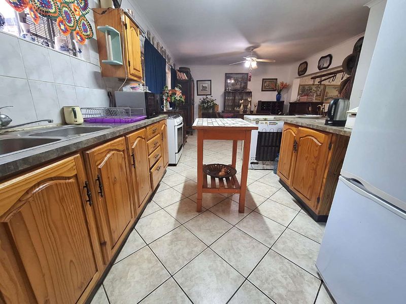 Charming 2-bedroom Retreat with Lovely Entertainment Area - Photo 10