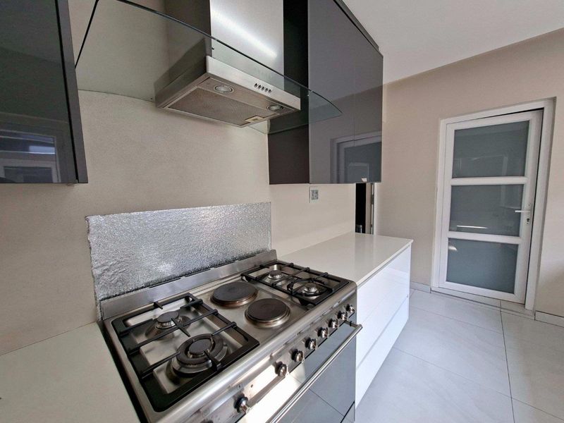 Immaculate and beautifully designed 3 bedroom, 3.5 bathroom home available in Hurlingham. - Photo 3