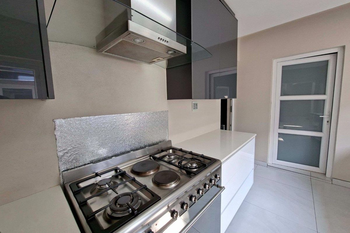 Immaculate and beautifully designed 3 bedroom, 3.5 bathroom home available in Hurlingham. - Photo 3