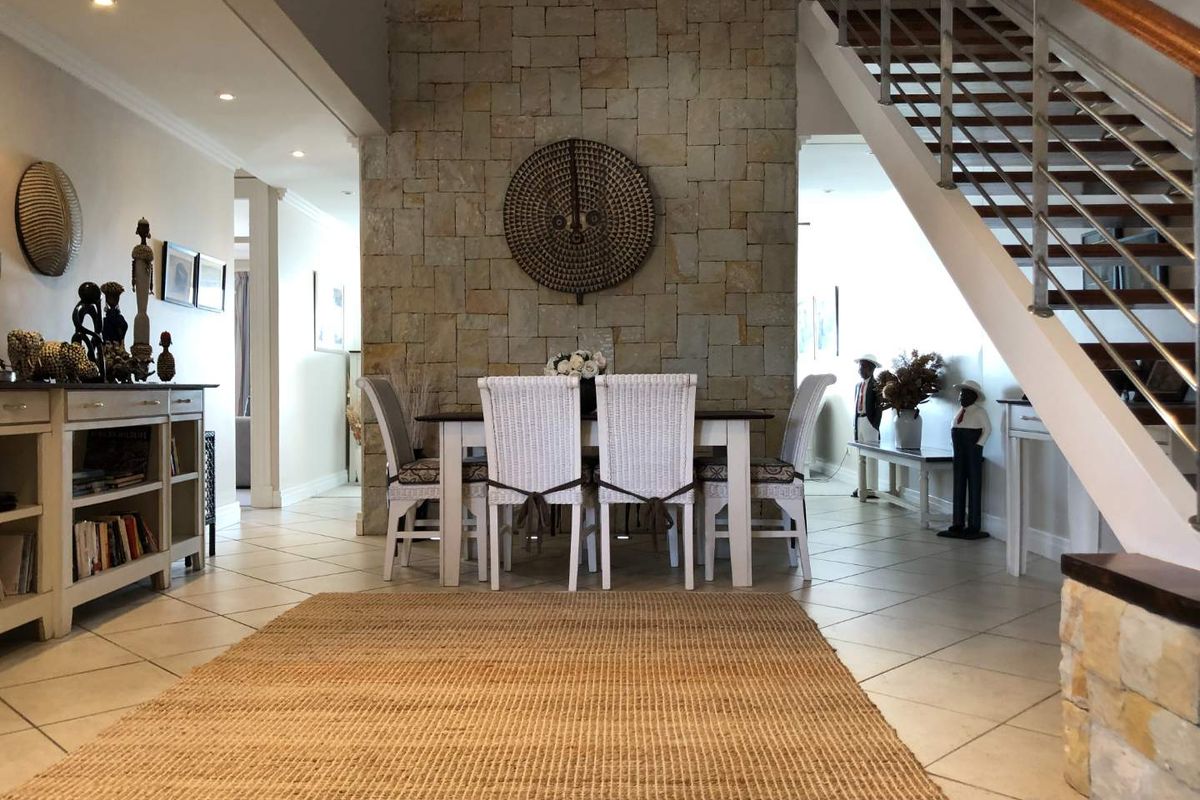 Oceanfront Elegance: Your Double-Storey Penthouse Retreat - Photo 3