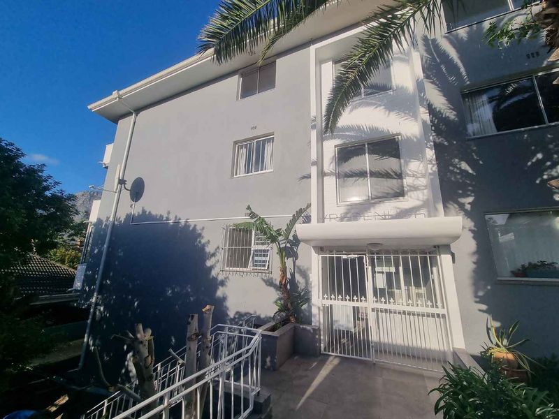 Newly Renovated Spacious Two-bedroom Apartment To Rent in Tamboerskloof! - Photo 1