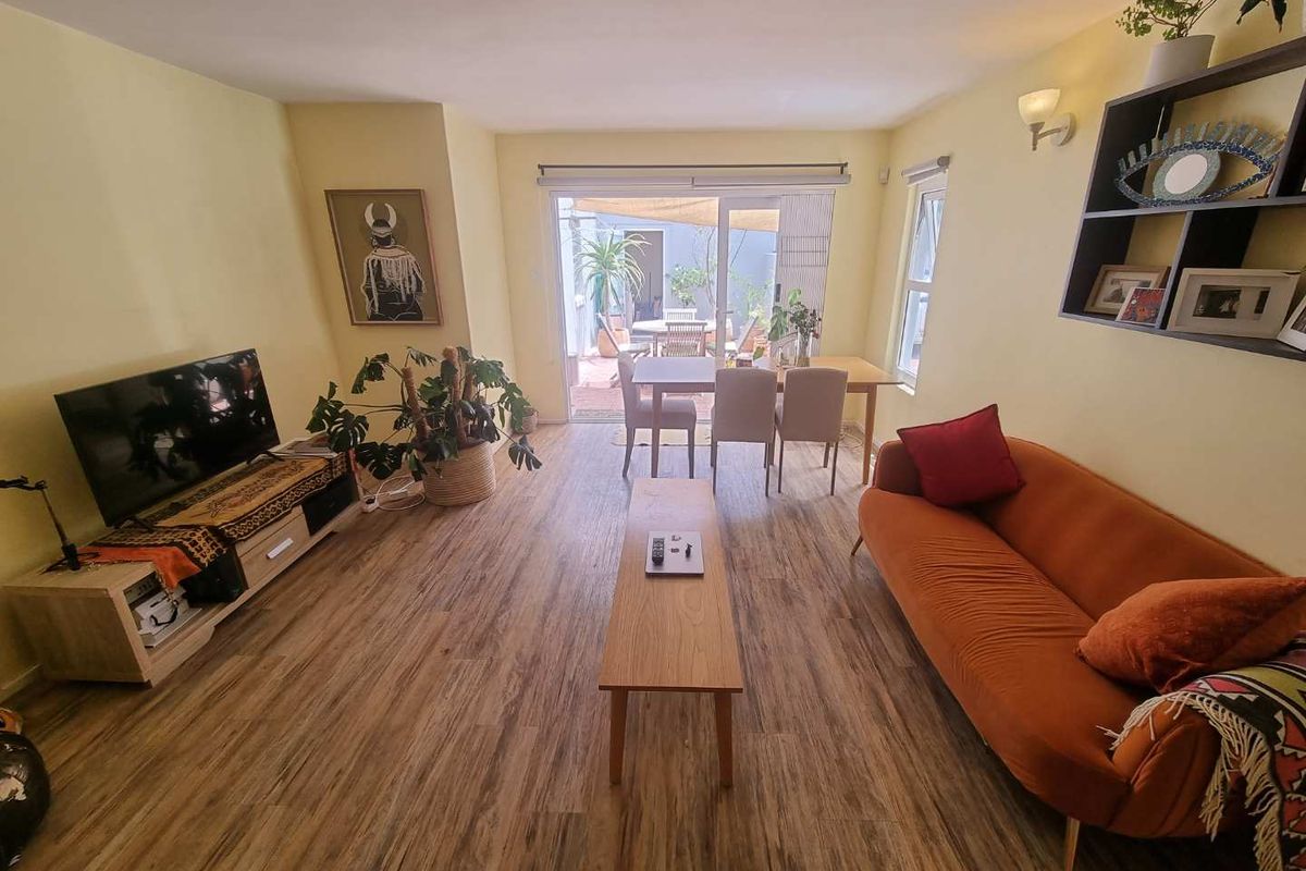 Semi-furnished Two-Bedroom Townhouse with Courtyard and Garage in Sought-After Claremont Upper! - Photo 3