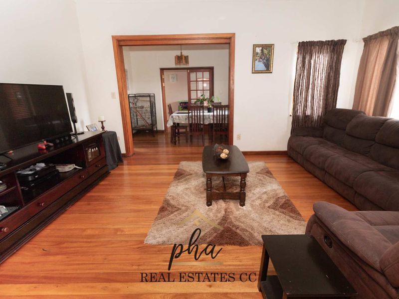 House with two flats For Sale, Swakopmund CBD with Business rights - Photo 6