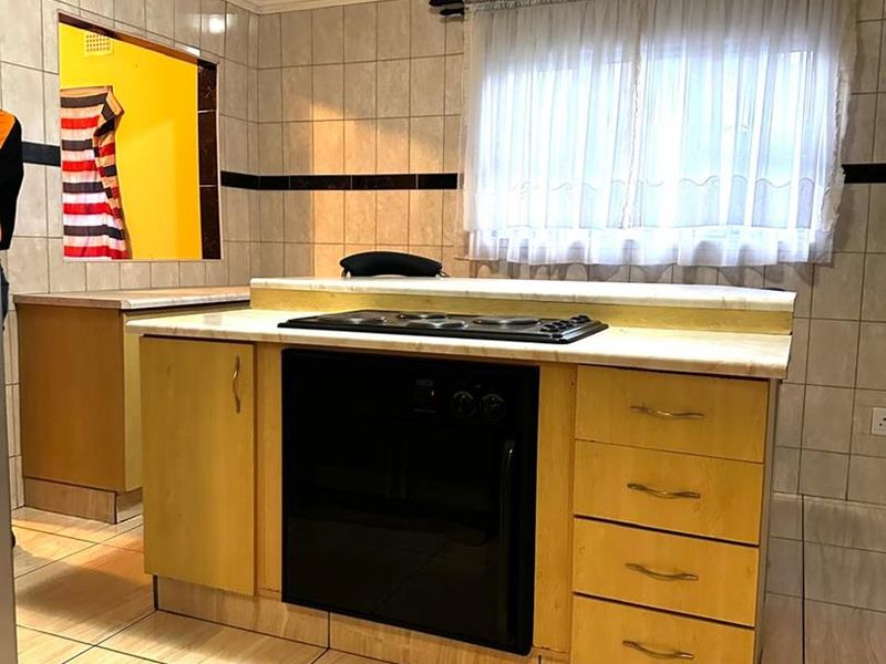 Expansive 5-Bedroom Home with Luxury Ensuites & Entertainer’s Appeal - Photo 3