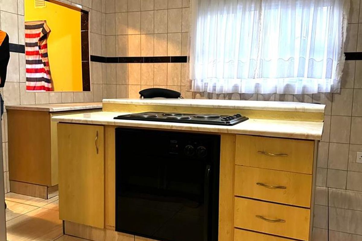 Expansive 5-Bedroom Home with Luxury Ensuites & Entertainer’s Appeal - Photo 3