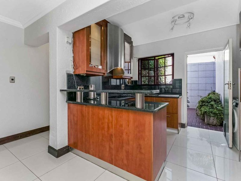 STUNNING LIGHT AND BRIGHT SIMPLEX - IN SOUGHT AFTER FLEETWOOD ESTATE - Photo 10