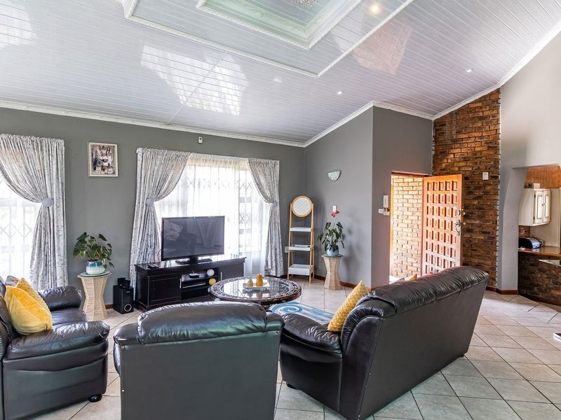 ### Spacious Family Home for Sale in a Prime Gated Community - Photo 3