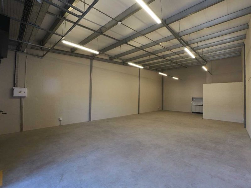 121sqm Warehouse space to let - Montague Gardens - Photo 3