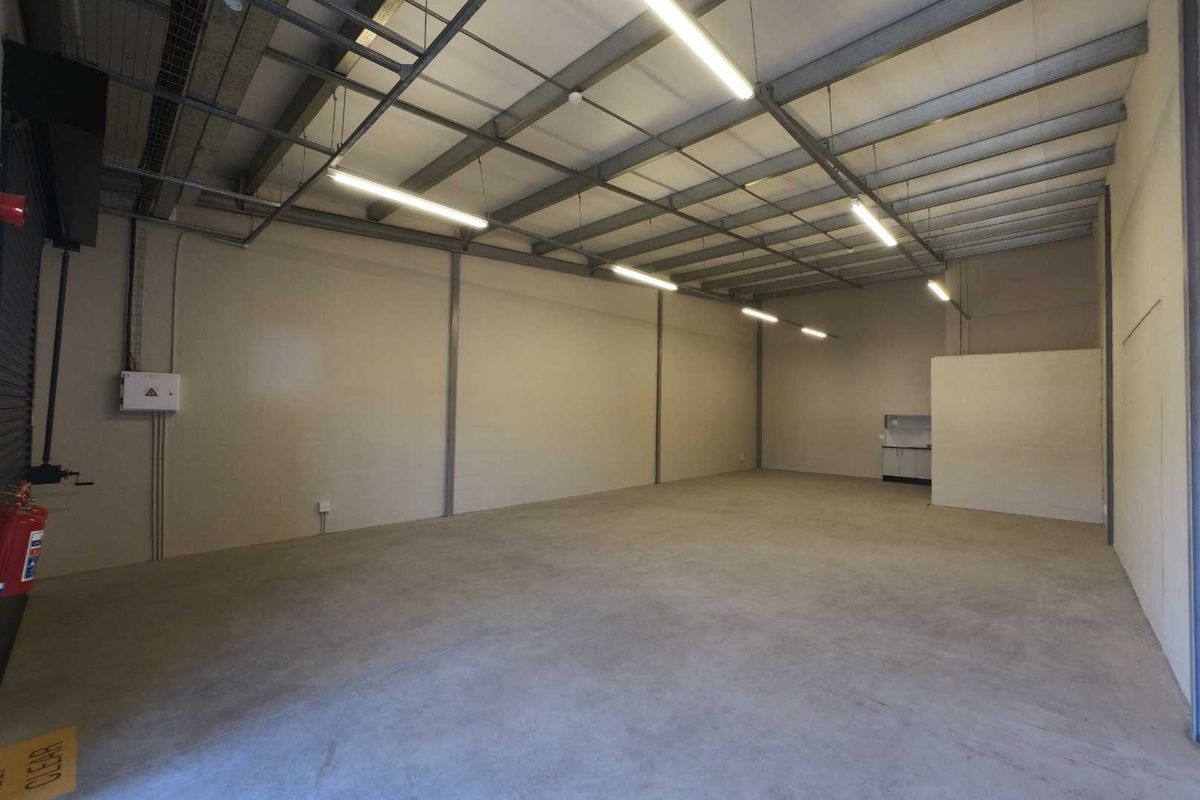 121sqm Warehouse space to let - Montague Gardens - Photo 3