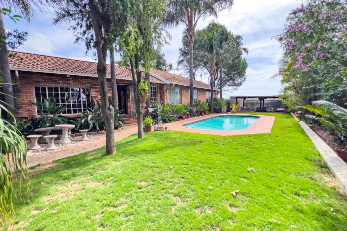 HOUSE WITH SEPARATE FLAT IN MINT CONDITION - Photo 5