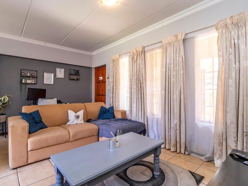 Well Priced Ground Floor Unit - Photo 4