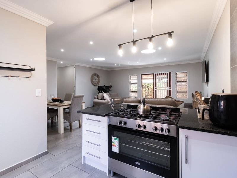 Stylish, Newly Renovated 3 Bedroom Townhouse in Bartlett - Photo 8