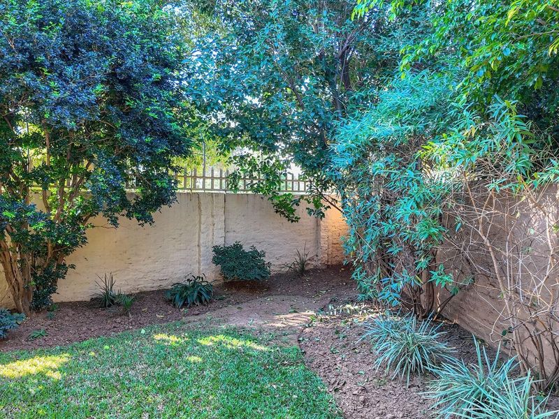 A spacious 2-bedroom freehold cluster home situated in a secure estate in  Douglasdale. - Photo 7
