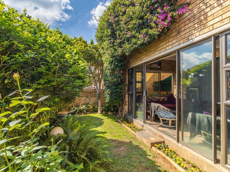 Stunning Duplex in sought after Honeydew Manor - Where space and style connect – - Photo 3