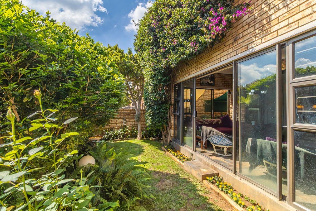 Stunning Duplex in sought after Honeydew Manor - Where space and style connect – - Photo 3