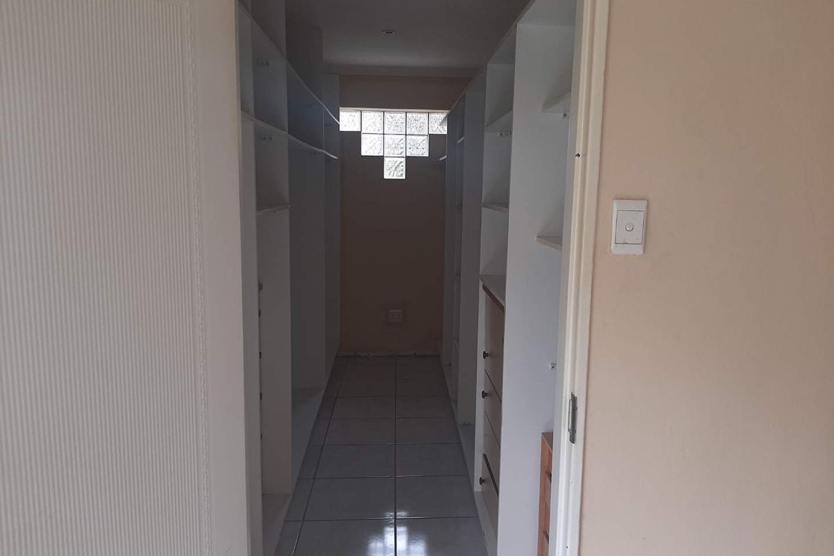 3 Bedrpoom House with 3, 2 Bedroom cottages at The Hill - Photo 4