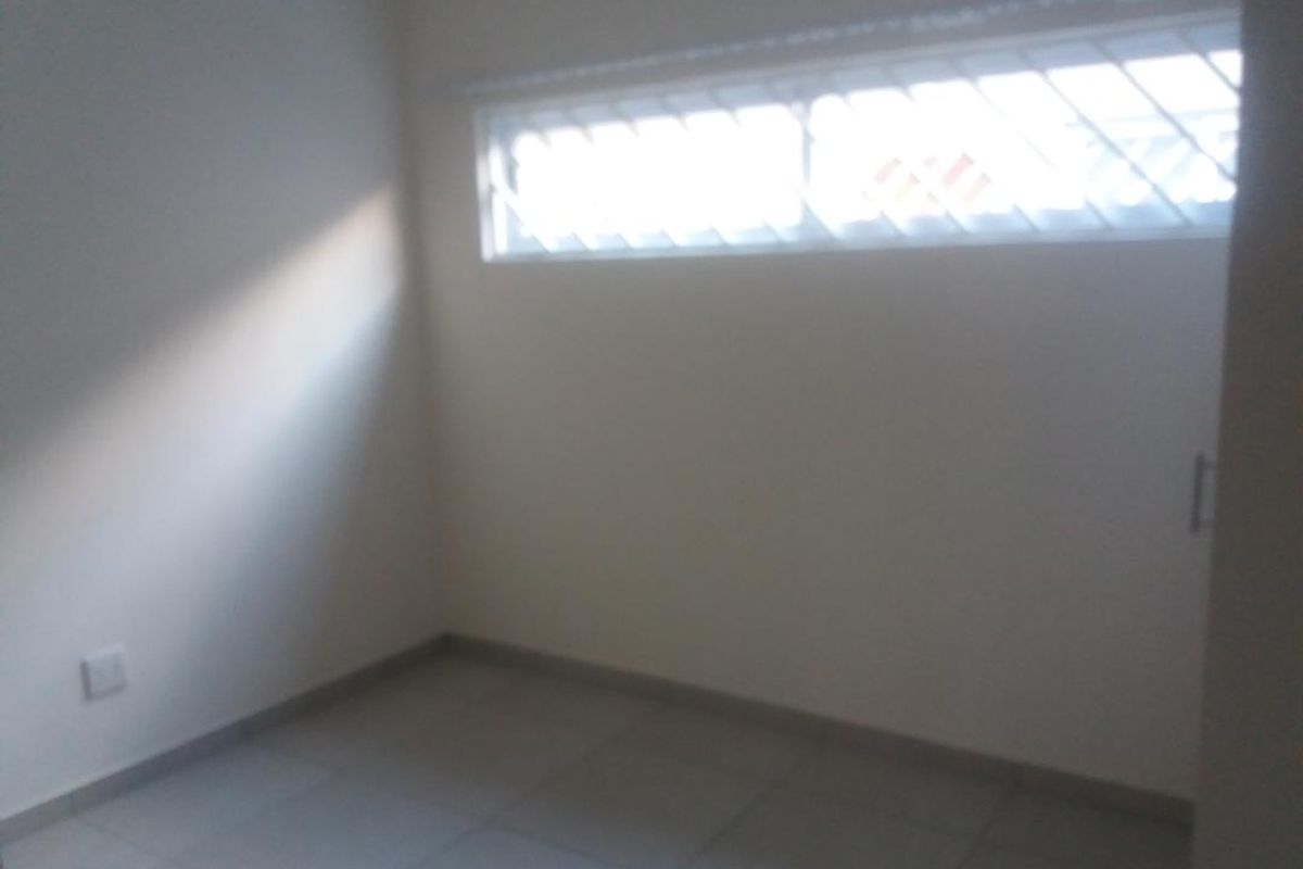 2 Bedroom Apartment for sale in Rocky Crest - Photo 3