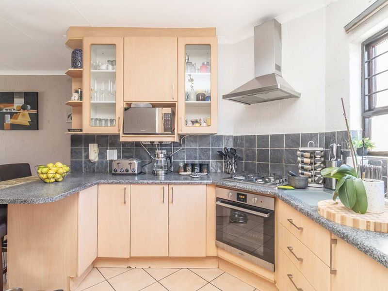 Lushy landscaped complex: Enjoy comfort and convenience - Photo 6