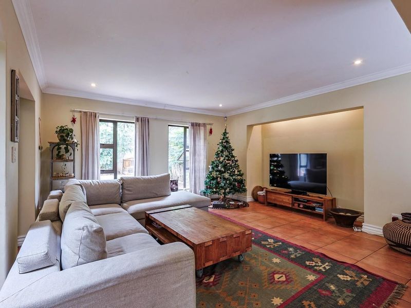 Classic 5-Bedroom, 4-Bathroom Family Home for Rent - Photo 8