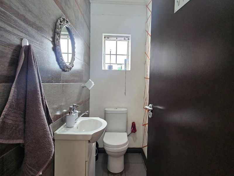 Modern 100m2 Office Unit in High-Demand Location - Photo 10