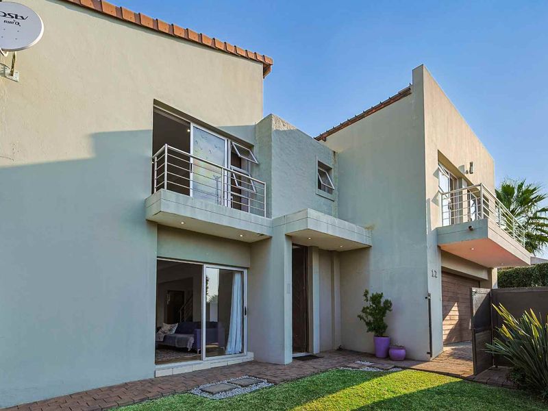 Spacious 4-Bedroom Family Home with Pool, Entertainment Patio & Pet-Friendly Garden - Photo 1