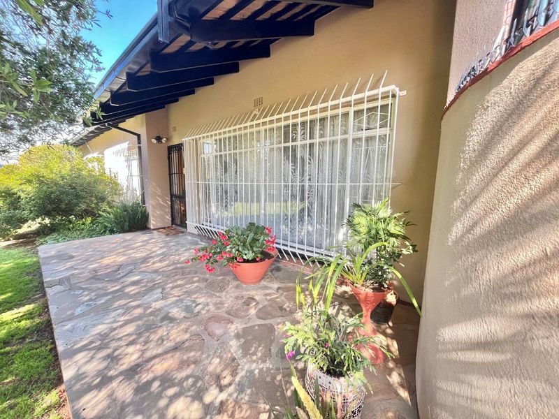 This charming three-bedroom home is ideally situated just a short walk from ElspHigh school - Photo 2