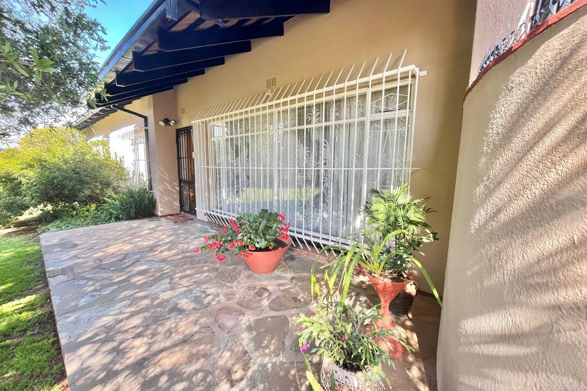 This charming three-bedroom home is ideally situated just a short walk from ElspHigh school - Photo 2