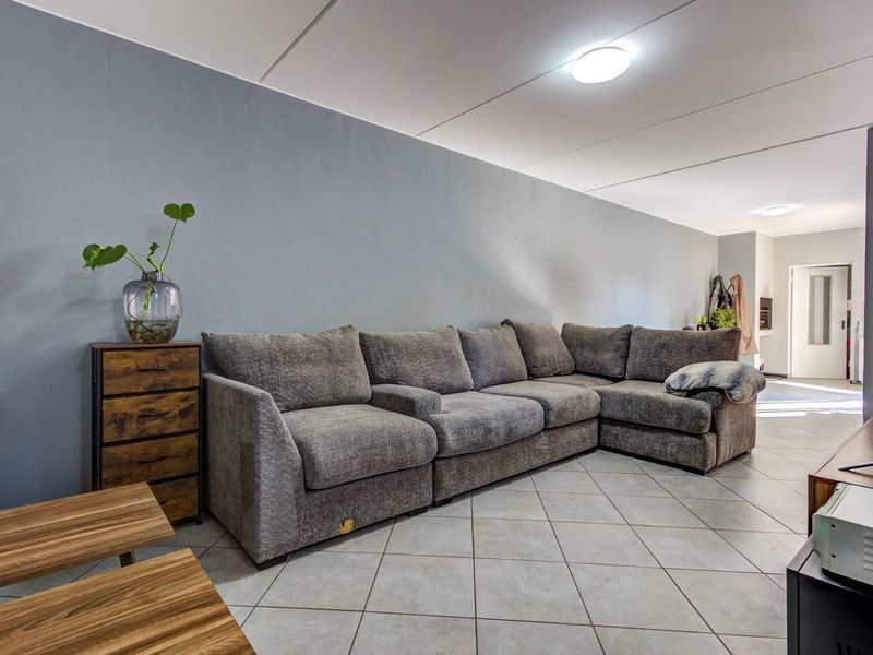 MODERN GROUND FLOOR UNIT with ENERGY SAVING FEATURES and PET FRIENDLY TOO! - Photo 7