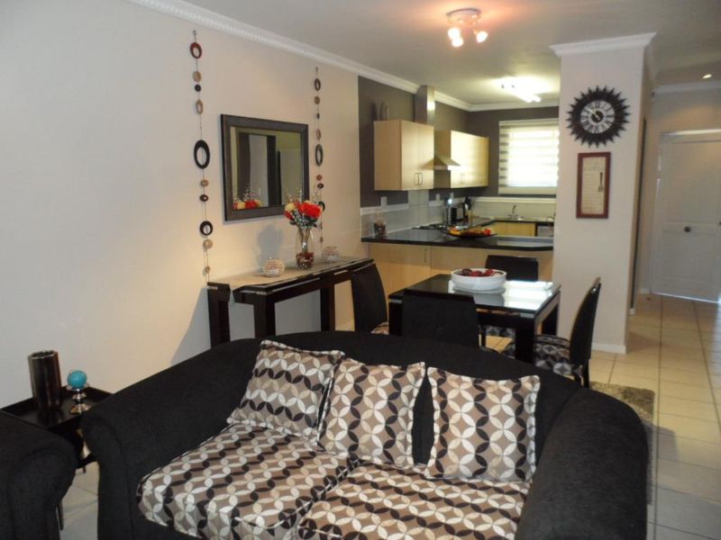 SOPHISTICATED 2 BED APARTMENT AT 77 ON GRAYSTON - Photo 6