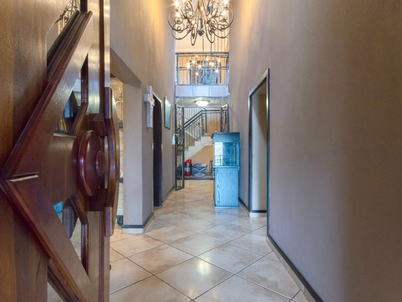 Expansive Multi-Generational Double Storey Home with Exceptional Entertainment Living in Glen Marais - Photo 4
