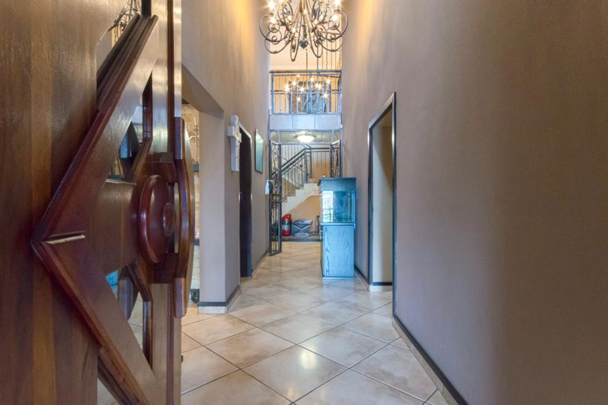 Expansive Multi-Generational Double Storey Home with Exceptional Entertainment Living in Glen Marais - Photo 4