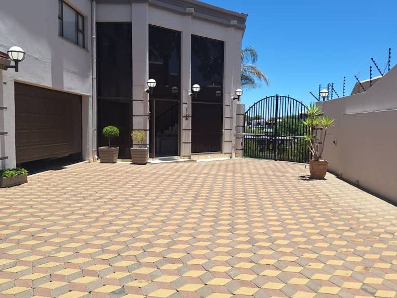 Entertain & Relax: Stunning Home with Wine Cellar! - Photo 5