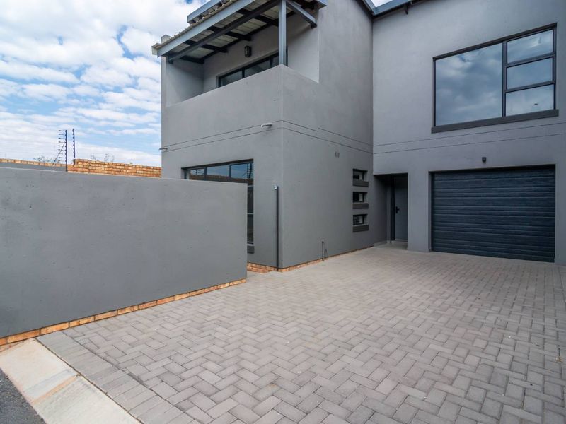 Sleek design and scenic views - 3-bedroom Home in Noordheuwel's Finest - Photo 5