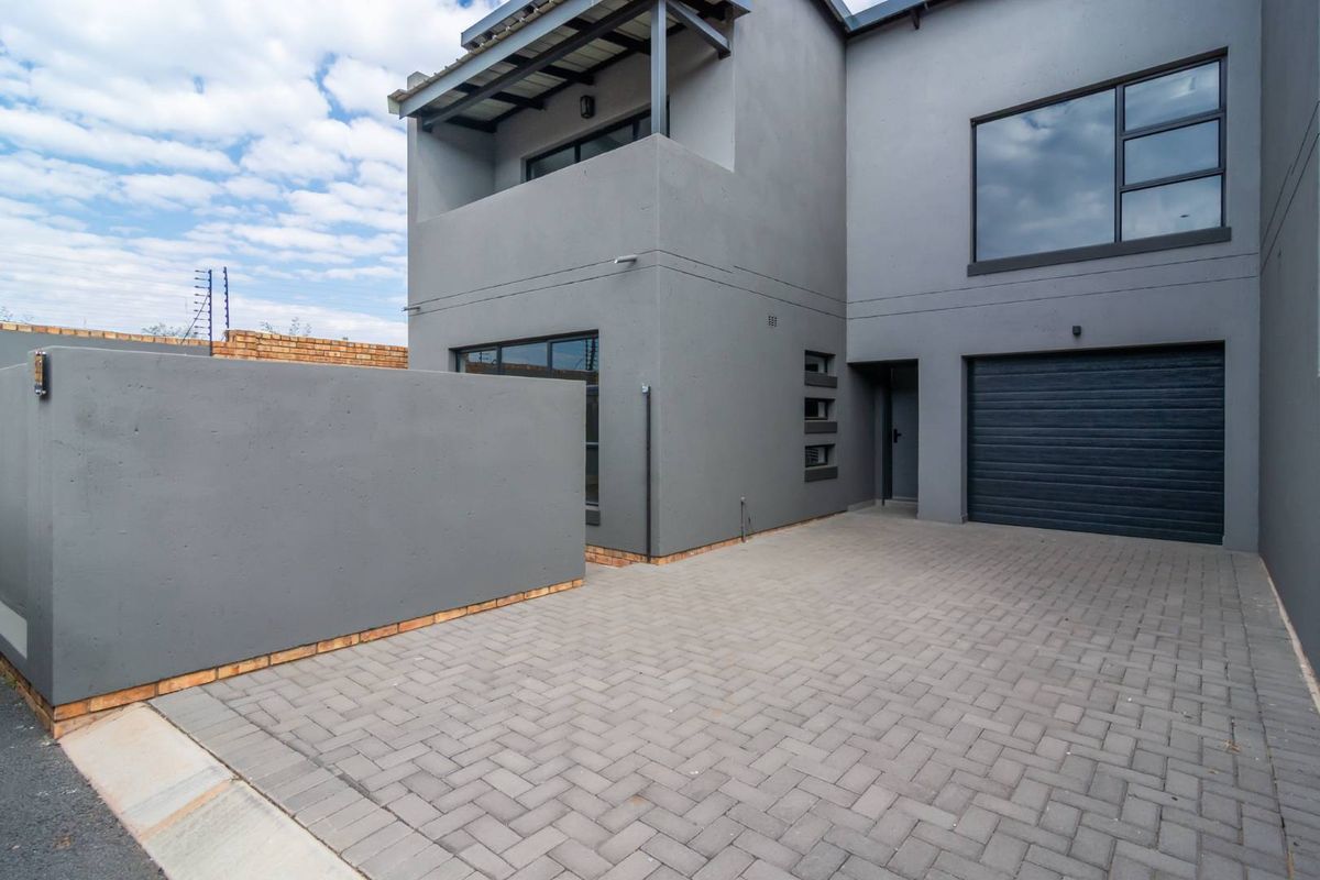 Sleek design and scenic views - 3-bedroom Home in Noordheuwel's Finest - Photo 5