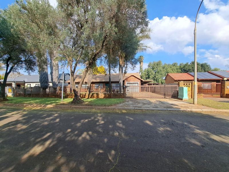 Spacious Family Home with Lush Garden & Entertainment Area - Photo 2