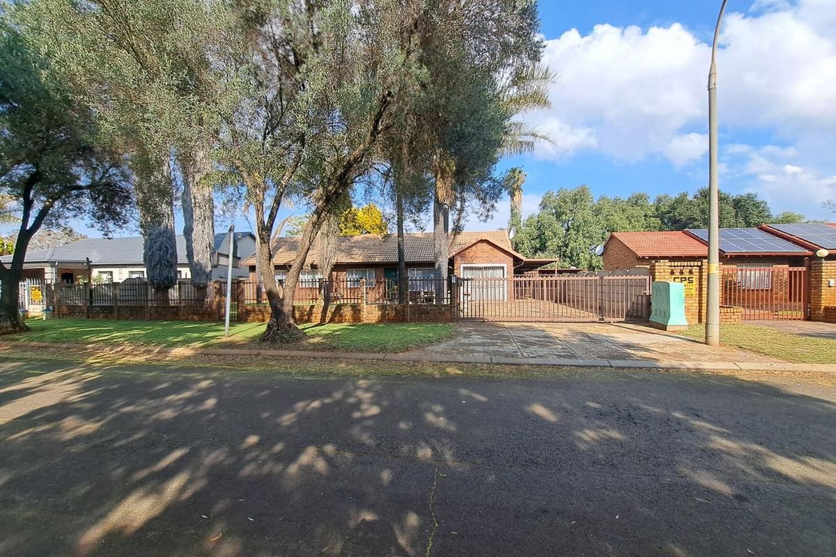 Spacious Family Home with Lush Garden & Entertainment Area - Photo 2
