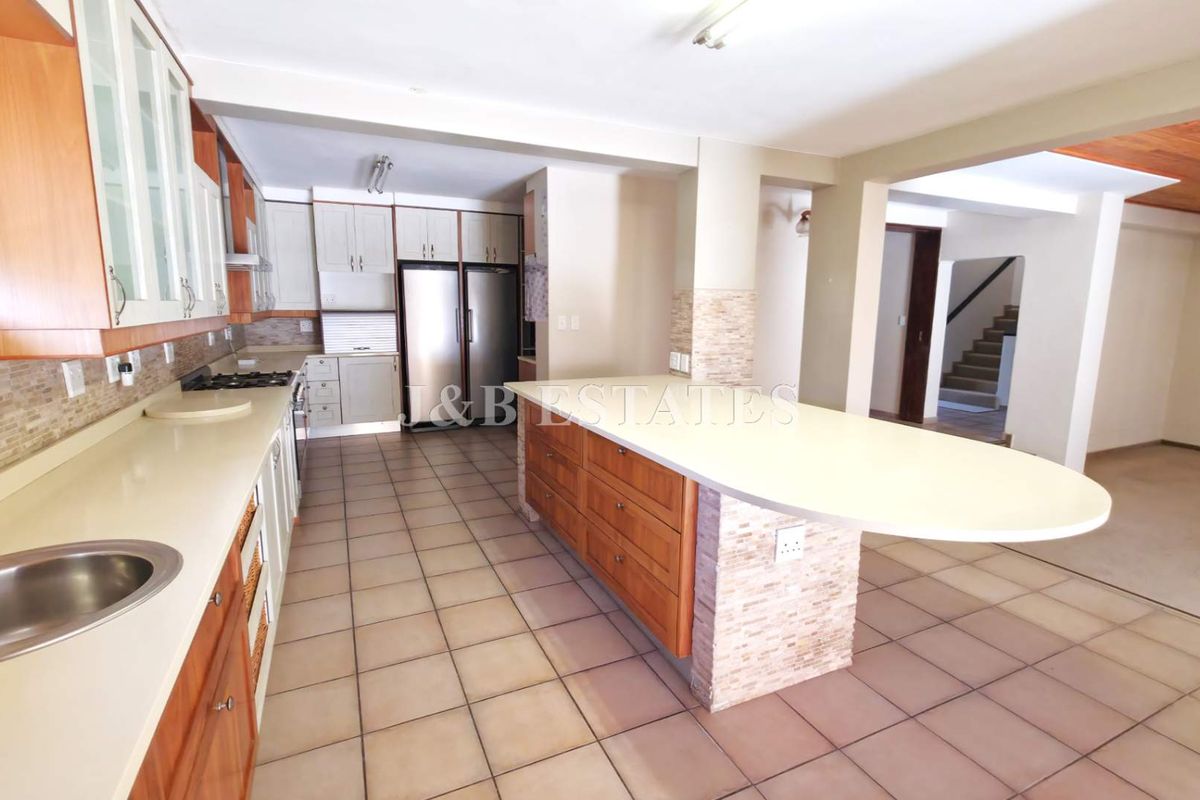 Large Family House For Real Entertainer - Photo 5