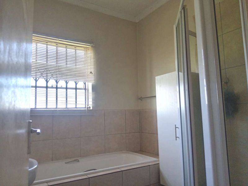 THREE BEDROOM TOWNHOUSE FOR SALE IN DAWN PARK - Photo 8