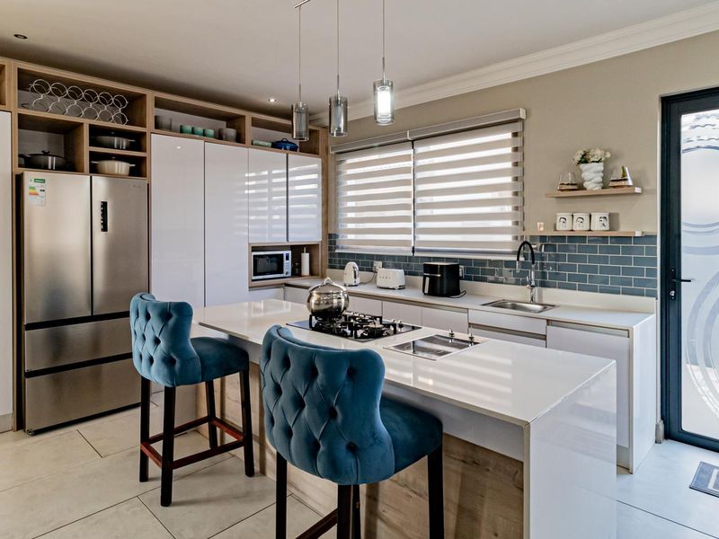 Exquisite Contemporary Home for Sale - Photo 7