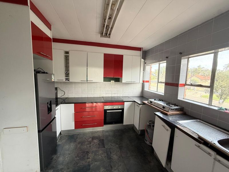 Hidden Spacious  2 Bedroom Apartment in Birchleigh  Kempton Park - Photo 2