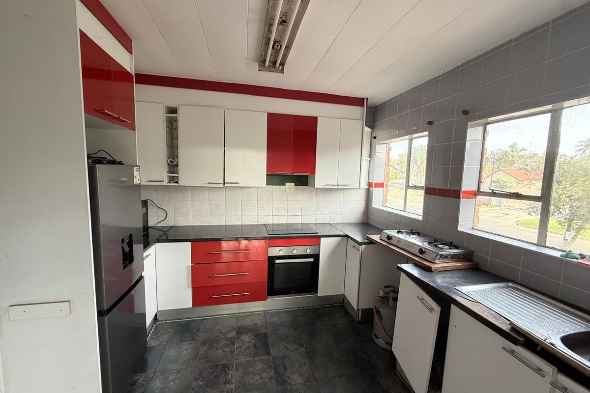 Hidden Spacious  2 Bedroom Apartment in Birchleigh  Kempton Park - Photo 2