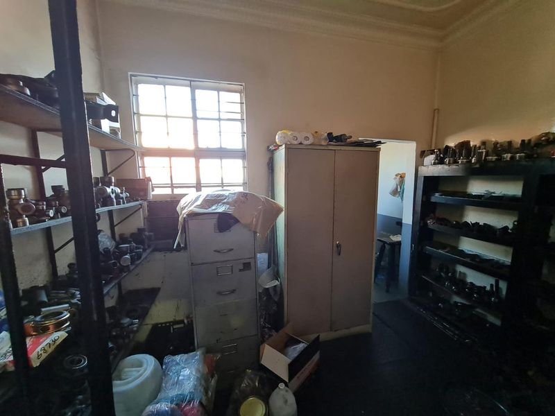 Commercial property - well maintained property - Photo 10