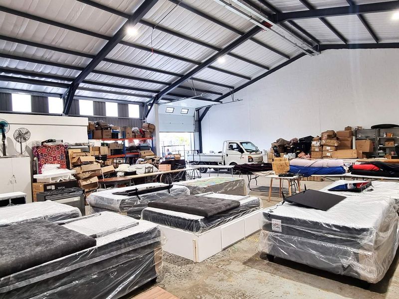 Spacious Refurbished Warehouse in Retreat - Photo 3
