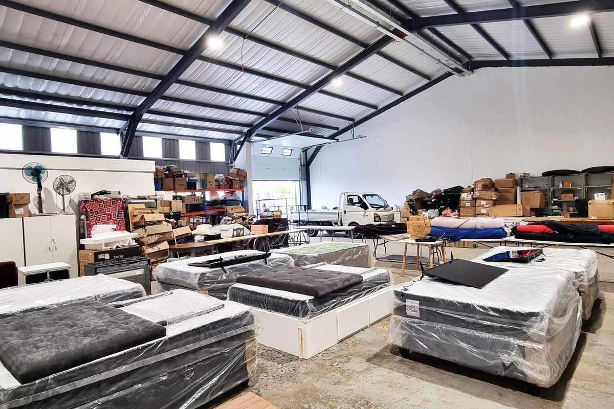 Spacious Refurbished Warehouse in Retreat - Photo 3