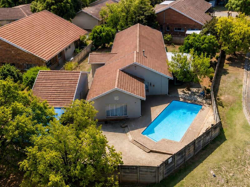 Spacious Family Home with Flatlet & Pool in Prime Fauna Location - Photo 1