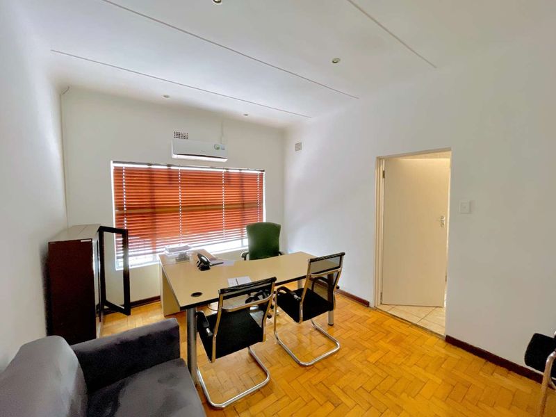 **Versatile Medical Consulting and Clinic Facility on Justice Mahomed Street - VIEW THIS WEEK TO MAKE YOUR OFFER**** - Photo 6