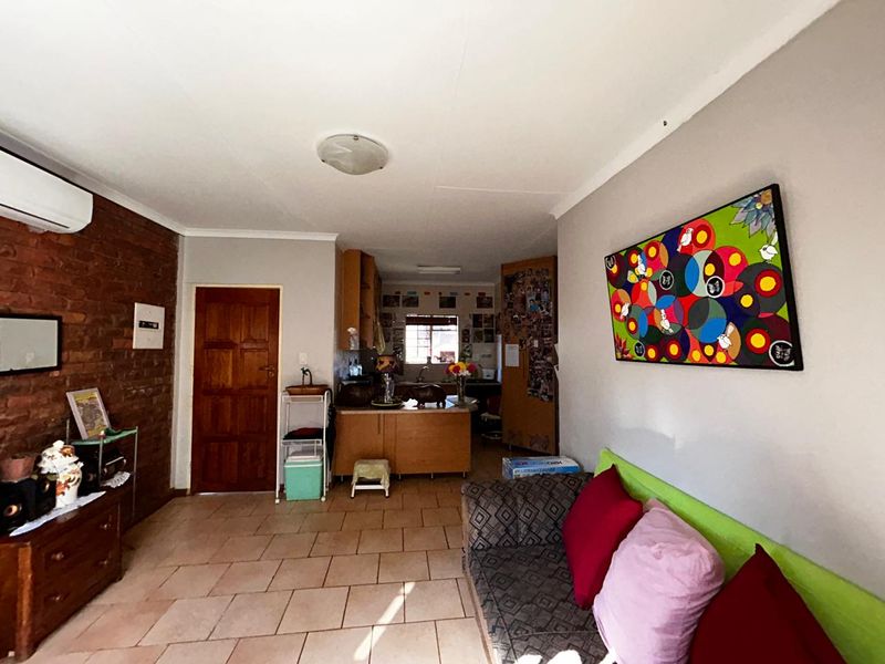 Cozy & Secure: 2-Bedroom Gem with Open-Plan Living, Covered Stoop & Garden Care! - Photo 2