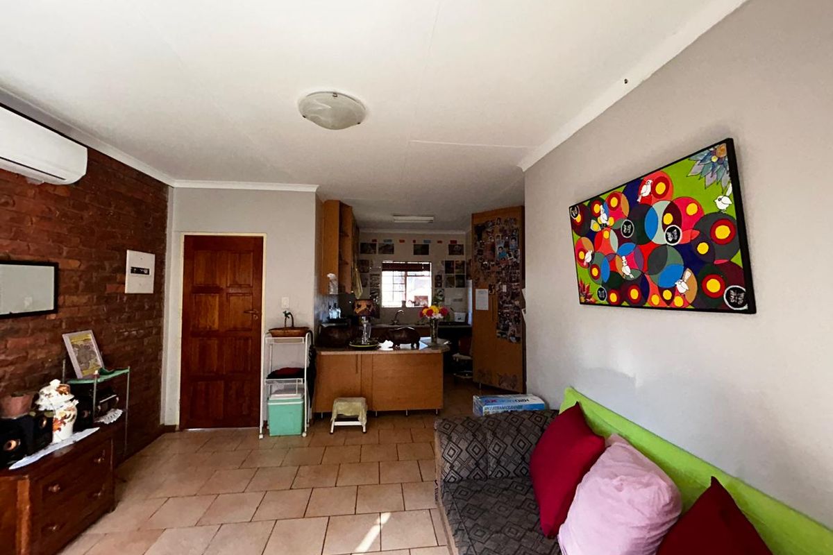 Cozy & Secure: 2-Bedroom Gem with Open-Plan Living, Covered Stoop & Garden Care! - Photo 2