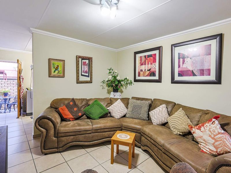 Charming 2-Bed Townhouse with Private Garden in Equestria - Photo 7