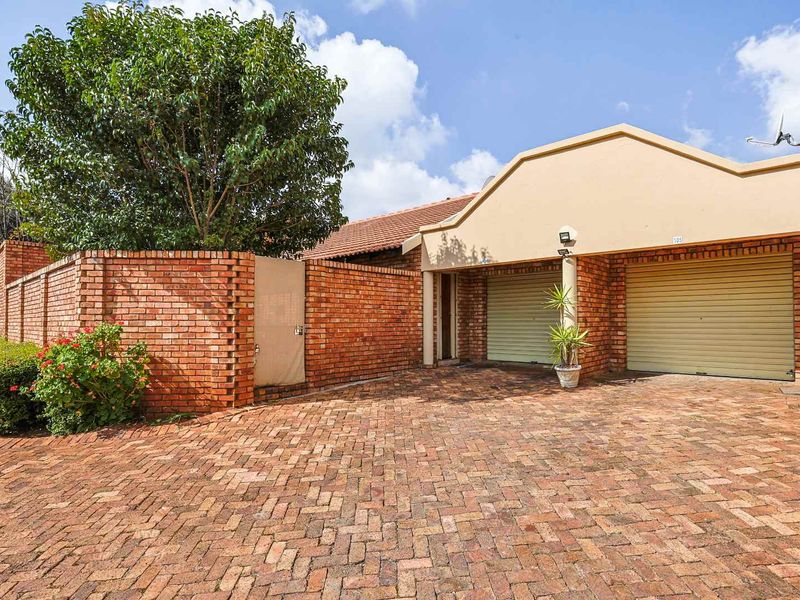 Picturesque 2-Bedroom Townhouse with Private Garden in Secure Lee Park Complex - Photo 3